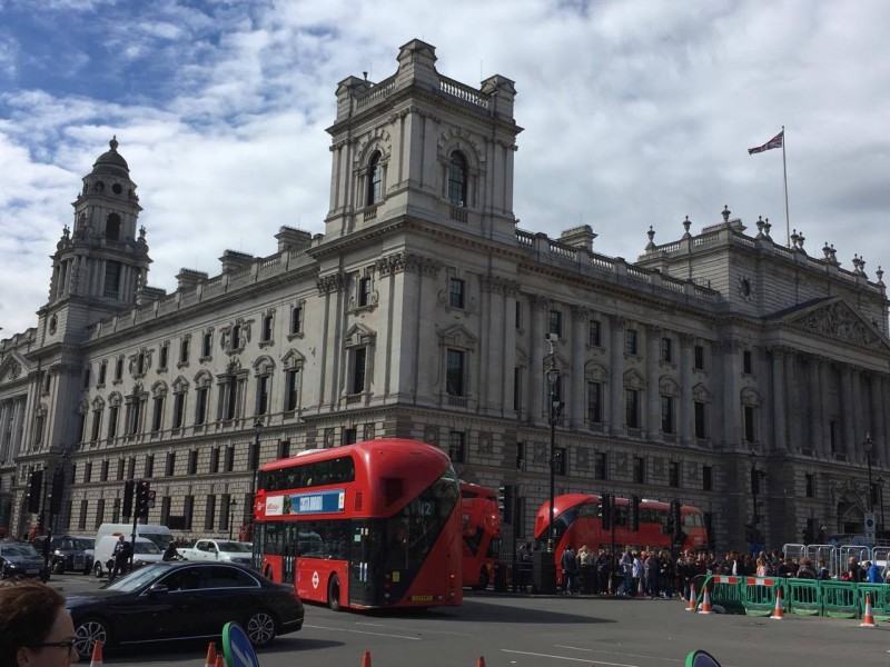 A londoni buszok mindig a rossz irányból jönnek